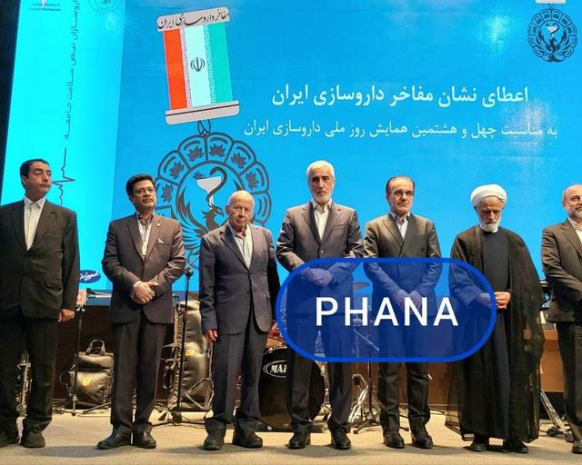 اعطای نشان مفاخر داروسازی ایران به ۱۱ استاد و پیشکسوت داروسازی